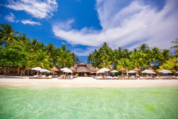 Tropical white sunny beach in beautiful exotic resort — Stock Photo, Image