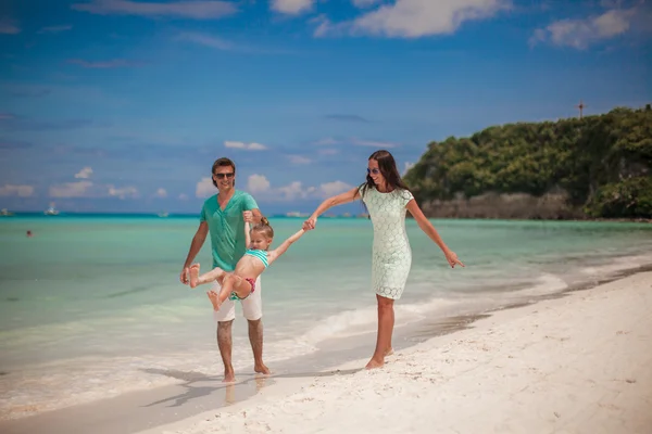 Dreiköpfige glückliche Familie hat Spaß an sonnigem Tag — Stockfoto