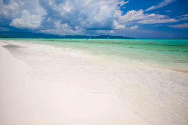 Spiaggia tropicale perfetta con acqua turchese e spiagge di sabbia bianca a Boracay, Filippine — Foto Stock