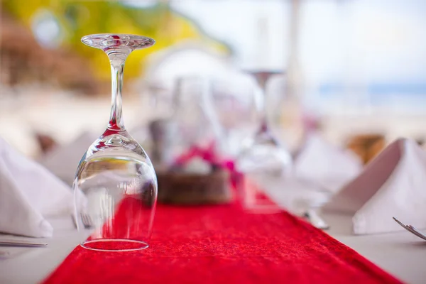 Close-up van glas wijn op de gedekte tafel voor banket bij zonsondergang — Stockfoto