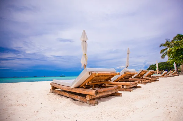 Strandkörbe aus Holz für den Urlaub am tropischen Strand — Stockfoto