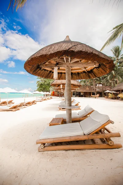 傘、ビーチの椅子の素敵な熱帯空砂浜プラージュの楽園のビュー — ストック写真