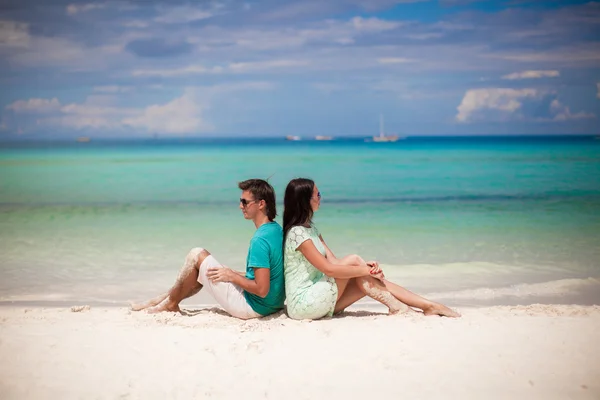 Young couple enjoying each other on sandy beach — Stock Photo, Image