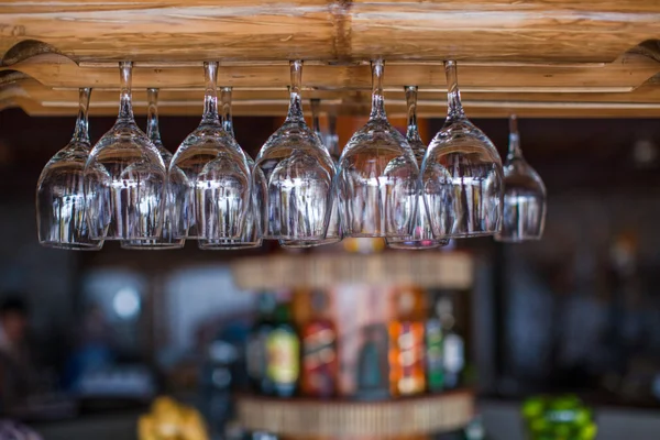 Primer plano copa de vino vacía en el bar en el complejo tropical —  Fotos de Stock