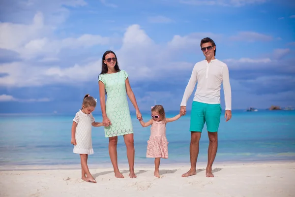 Vierköpfige Modefamilie spaziert am Meer entlang und genießt Strandurlaub — Stockfoto