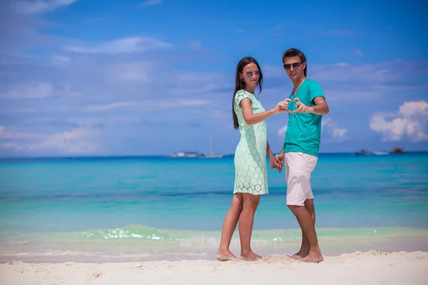 Jong koppel maken kleine hart met handen — Stockfoto