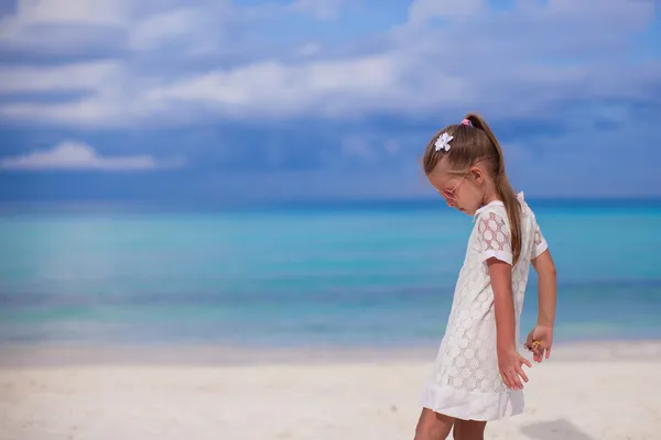 Cute dziewczynka chodzenie na wakacje na tropikalnej plaży — Zdjęcie stockowe