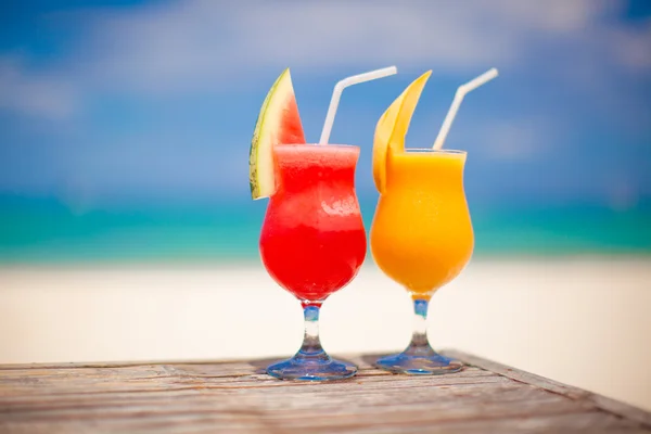 Två drinkar: färsk vattenmelon och mango på bakgrund av fantastiska turkosa havet — Stockfoto