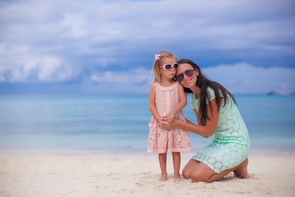 Junge schöne Mutter und ihre entzückende kleine Tochter genießen ihren Urlaub — Stockfoto