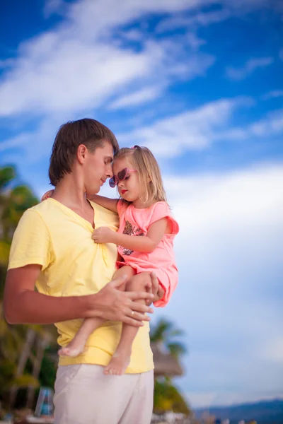 Happy father and his adorable little daughter at white sandy beach — Stock Photo, Image