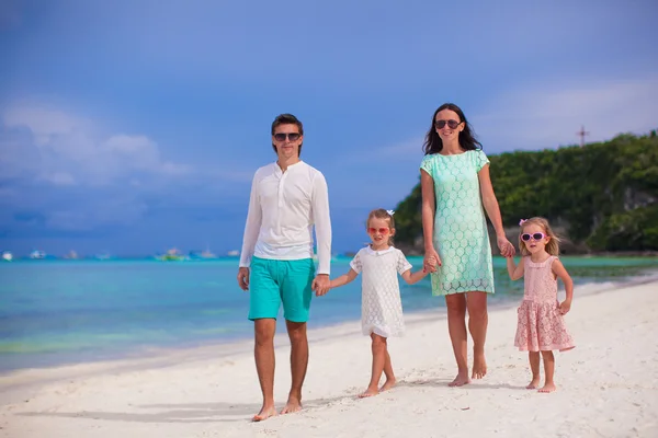 Young beautiful family with two kids walking on tropical vacation — Stock Photo, Image