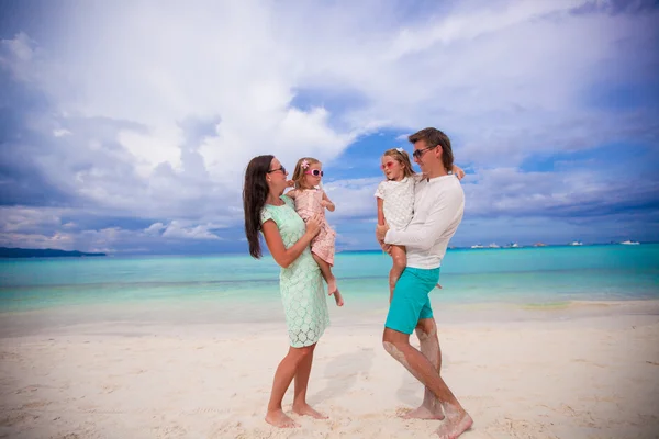 Junge schöne Familie mit zwei Kindern, die sich im Tropenurlaub anschauen — Stockfoto
