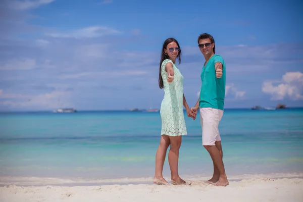 Young couple enjoying summer vacation and showing a thumbs up — Stock Photo, Image