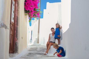 genç anne ve iki kızı kapılarına at sokak emporio, santorini eski Yunan evde oturan