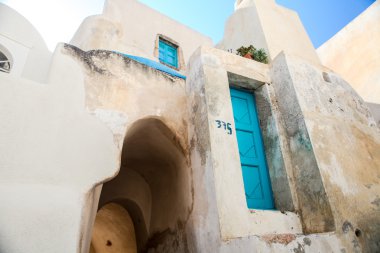 santorini Adası'nda Yunan şehrin eski merdivenler ile köy evleri