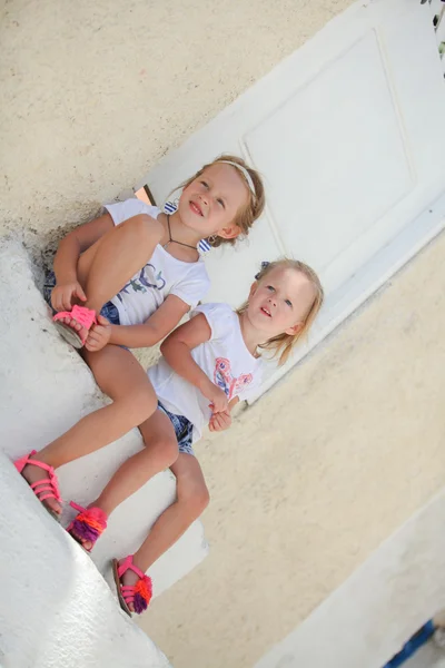 坐在旁边的商场，圣托里尼岛希腊村老房子的小可爱姐妹 — 图库照片