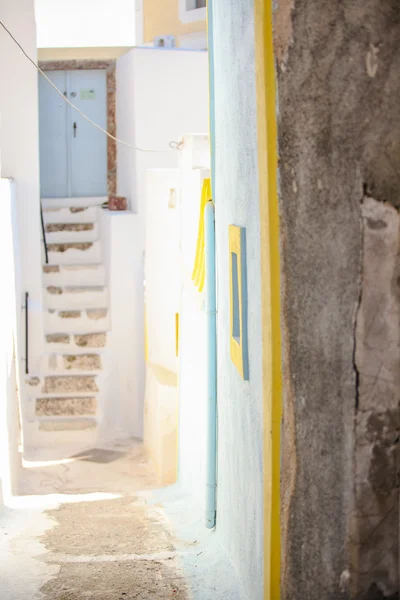 Maisons de village avec de vieux escaliers dans la ville grecque de Santorin île — Photo