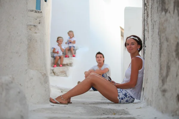Young mother background her cute daughters and husband in a Greek village on the Cyclades Islands — Stock Photo, Image
