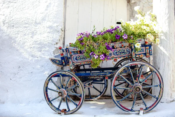 Půvabné dekorativní košík s květinami na ulici v obci emporio na cyclades, Řecko — Stock fotografie