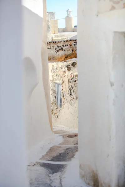 Traditional white empty street at small town in the Greek Cyclades — Stock Photo, Image