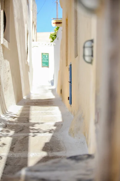 Empty beautiful street in a small town on Santorini, Greece — Stock Photo, Image