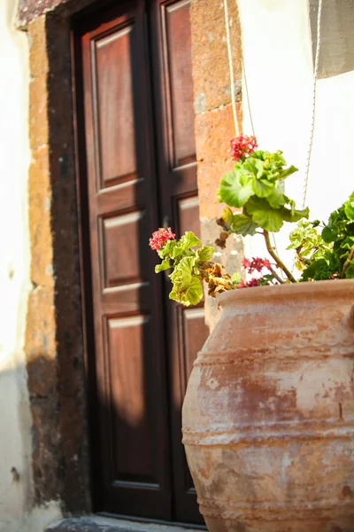 Ceramic vase in the yard at Emporio, Santorini — Stock Photo, Image
