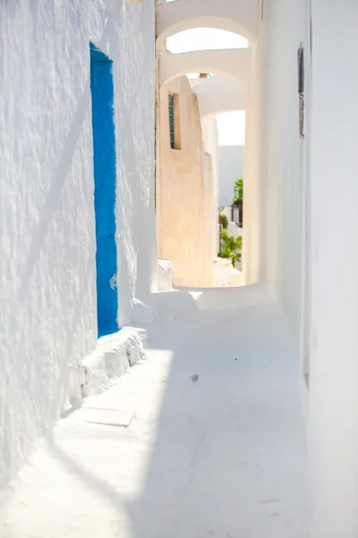 Tradycyjne białe puste ulicy w małym miasteczku w Cyklady Grecki — Zdjęcie stockowe