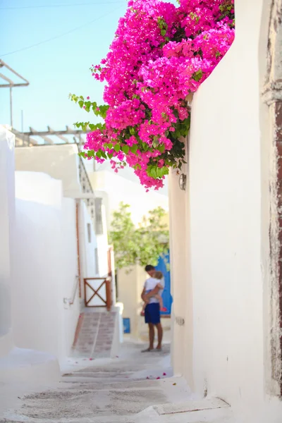 Beautiful paved street with old traditional white house in Emporio Santorini, Greece — Stock Photo, Image