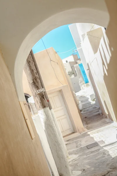 Tradizionale strada bianca vuota stretta al piccolo villaggio di Emporio nelle Cicladi greche — Foto Stock