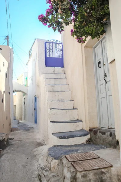 Narrow street and white houses in Emporio village of Santorini archipelago — Stock Photo, Image