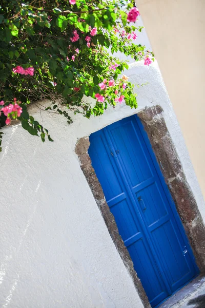 eski bir ev ve mavi kapı emporio Köyü, santorini Adası Yunanistan