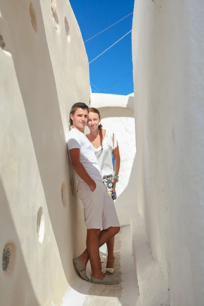 Young couple together enjoy their vacation in old greek village on Santorini island, Greece — Stock Photo, Image