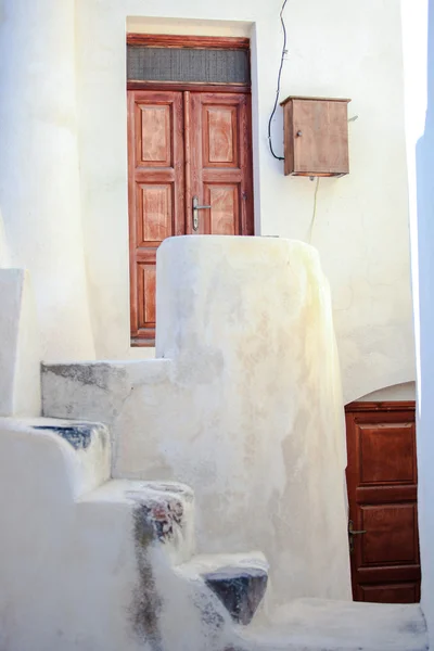 Village houses with old staircases in greek town at Santorini island — Stock Photo, Image