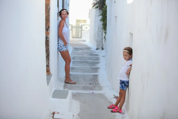 Ung mamma med sin lilla dotter i en grekisk by på Kykladerna — Stockfoto