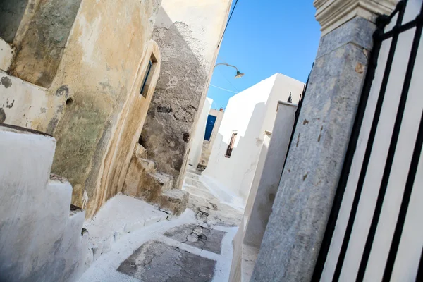 Byn hus med gamla trappor i grekisk stad på Santoriniön — Stockfoto