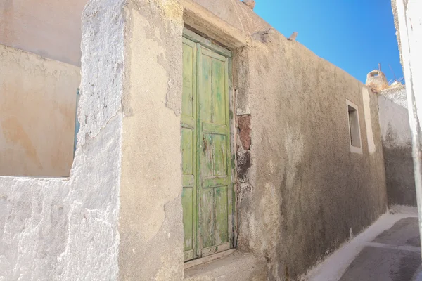 Tradizionale strada bianca vuota stretta al piccolo villaggio di Emporio nelle Cicladi greche — Foto Stock