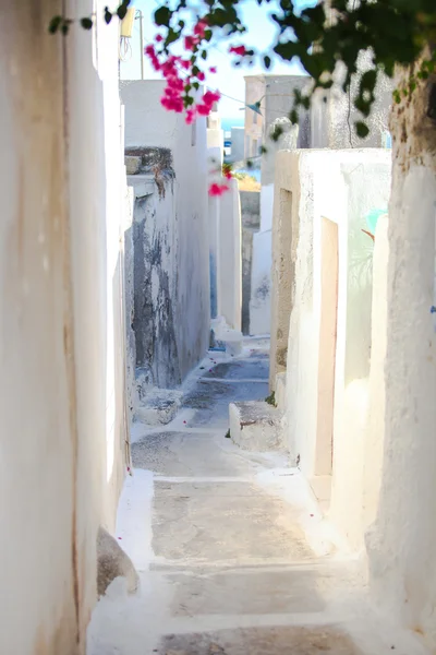 Traditional white empty street at small Emporio town in the Greek Cyclades — Stock Photo, Image