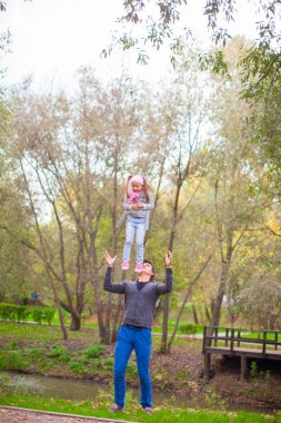 sevimli küçük kızı ile genç Baba var eğlenceli açık parkta