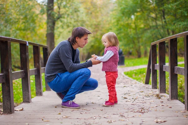 Młody ojciec z córką trochę ładny Park jesień — Zdjęcie stockowe