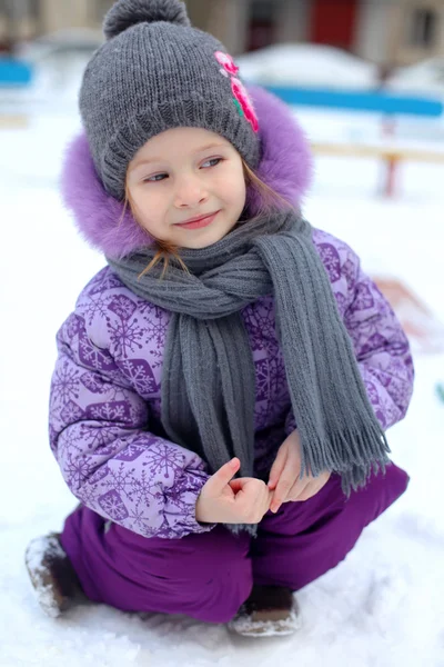 在阳光明媚的冬日雪中开心的小可爱快乐女孩的特写 — 图库照片