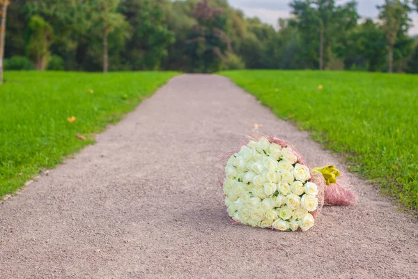 Increíblemente hermoso ramo grande de rosas blancas en un camino de arena en el jardín — Foto de Stock