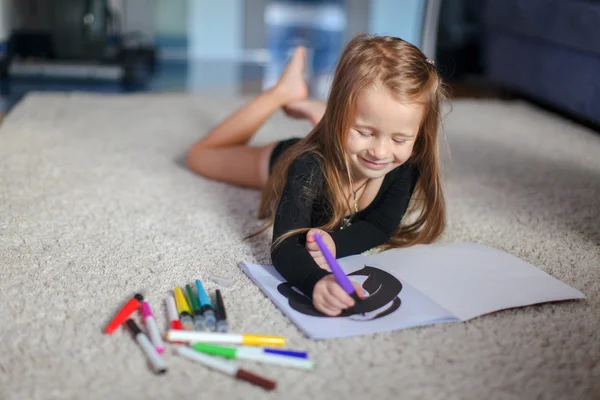 Retrato de uma doce menina encantadora que desenha com sua coloração em casa — Fotografia de Stock