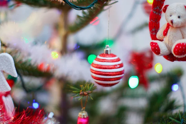 Close-up de brinquedo vermelho na árvore de Natal — Fotografia de Stock