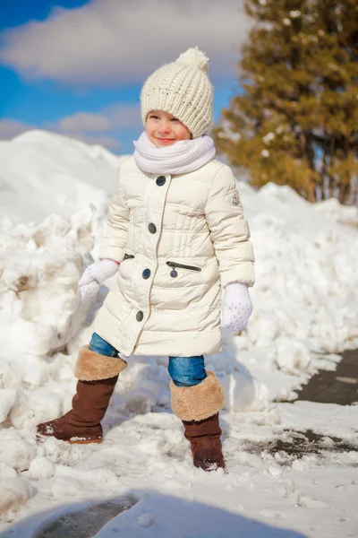 Kleines nettes, glückliches Mädchen, das an einem sonnigen Wintertag Spaß im Schnee hat — Stockfoto