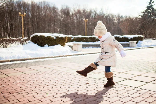 Niña linda camina en el invierno en un día soleado al aire libre —  Fotos de Stock