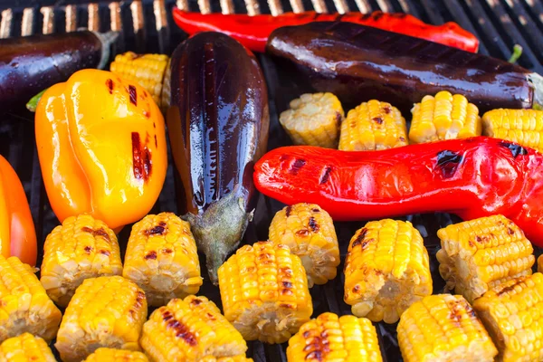 Close-up of Vegetarian barbecue and cobs corn on the grill outdoors — Stock Photo, Image