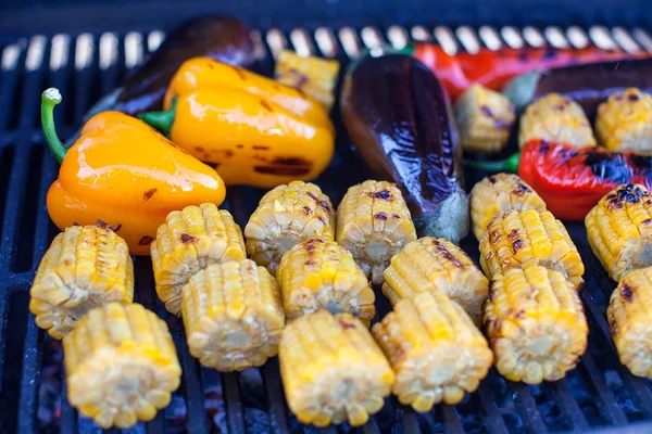 Vegetariánské grilování a klasy kukuřice na grilu venku — Stock fotografie