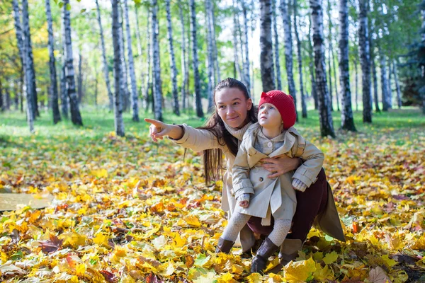 Genç Moda anne ve sevimli küçük kızını güneşli bir sonbahar Park'ta tadını çıkarıyor. — Stok fotoğraf