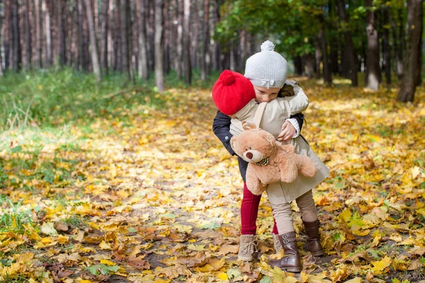 Två vackra bedårande flickor njuter av och ha kul i varmt soliga höstdag — Stockfoto