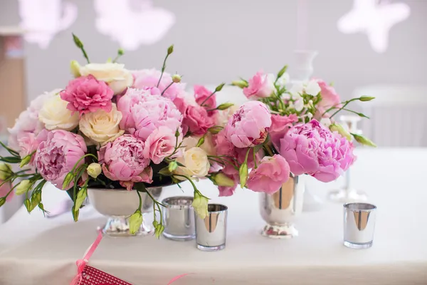 Gyönyörű bazsarózsa az esküvői asztalra váza fényes csokor — Stock Fotó